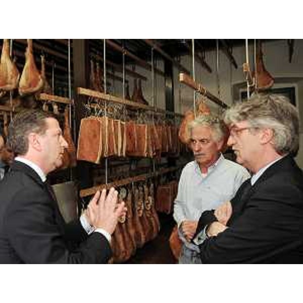Renzo Tondo (Presidente Friuli Venezia Giulia), con Roberto Marin (Consigliere regionale), visita il Prosciuttificio D'Osvaldo. (Cormons 27/04/10)