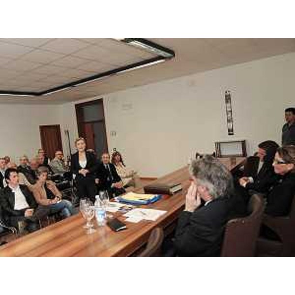 Renzo Tondo (Presidente Friuli Venezia Giulia) incontra produttori locali nella sede del Consorzio Collio-Carso. (Cormons 27/04/10)