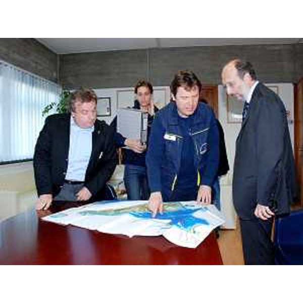 Riccardo Riccardi (Assessore regionale Protezione civile) incontra Silvano Delzotto (Sindaco Lignano) per la messa in sicurezza degli argini lignanesi, in Municipio a Lignano. (Lignano 27/04/10) - Foto Baldacci