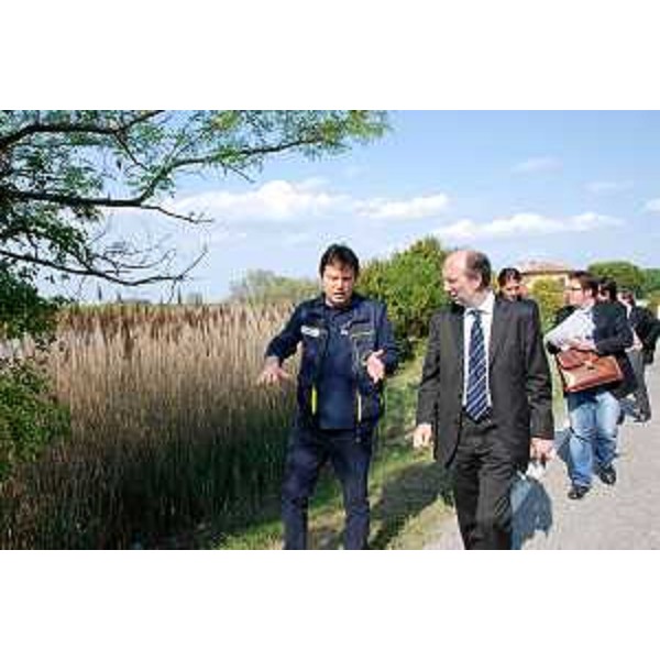 Riccardo Riccardi (Assessore regionale Protezione civile) nel corso del sopralluogo per la messa in sicurezza degli argini lignanesi, lungo la Litoranea Veneta. (Lignano 27/04/10) - Foto Baldacci