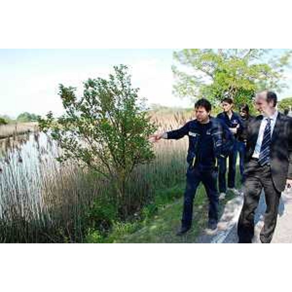 Riccardo Riccardi (Assessore regionale Protezione civile) nel corso del sopralluogo per la messa in sicurezza degli argini lignanesi, lungo la Litoranea Veneta. (Lignano 27/04/10) - Foto Baldacci