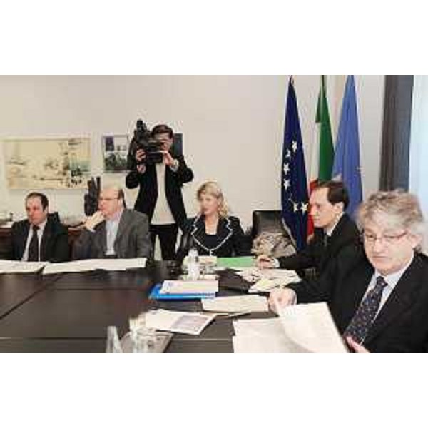 Gli assessori regionali Violino (Risorse agricole), Kosic (Salute e Politiche sociali), Seganti (Autonomie locali, Sicurezza, Relazioni internazionali), Ciriani (Attività produttive) e il presidente del Friuli Venezia Giulia Tondo durante la riunione della Giunta regionale. (Udine 28/04/10)