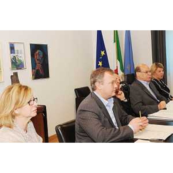 Gli assessori regionali Savino (Risorse economiche e finanziarie), Garlatti (Funzione pubblica), Violino (Risorse agricole), Kosic (Salute e Politiche sociali) e Seganti (Autonomie locali, Sicurezza, Relazioni internazionali) durante la riunione della Giunta regionale. (Udine 28/04/10)