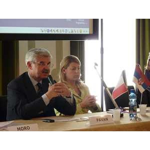 Giovanni Pavan (Presidente CCIAA PN) e Federica Seganti (Assessore regionale Relazioni internazionali e comunitarie) durante i lavori del focus "La Serbia verso l'Europa" organizzato a Palazzo Montereale-Mantica. (Pordenone 29/04/10)
