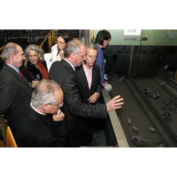Riccardo Illy (Presidente Regione Friuli Venezia Giulia) con Michela Del Piero (Assessore regionale alla programmazione e controllo, alle risorse economiche e finanziarie, al patrimonio e servizi generali e alle pari opportunità) durante la visita alla 'ZML INDUSTRIES' di Maniago. (Maniago 17/11/2006)