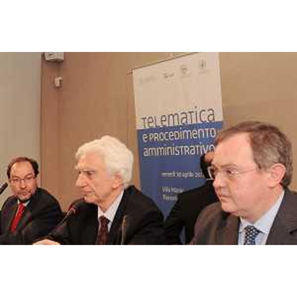 Tomas Font (Università Barcellona), Luciano Vandelli (Università Bologna) e Andrea Garlatti (Assessore regionale Funzione pubblica) nel corso del convegno "Telematica e Procedimento amministrativo", a Villa Manin di Passariano. (Codroipo 30/04/10)