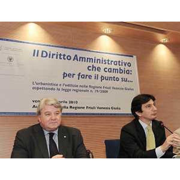Elio De Anna (Assessore regionale Lavori pubblici) e Marcello Fracanzani (Università Udine) nel corso del convegno "Il Diritto amministrativo che cambia: per fare il punto su ... L'urbanistica e l'edilizia in FVG: aspettando la LR 19/2009". (Udine 30/04/10)