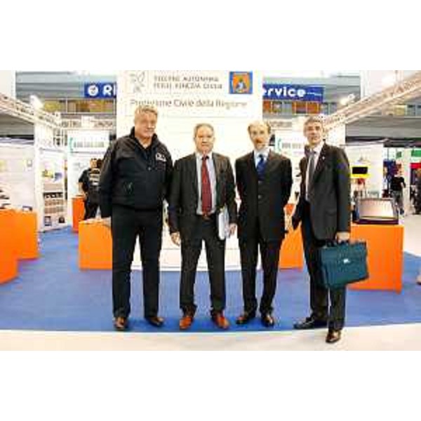 Guglielmo Berlasso (Direttore centrale Protezione civile FVG), Luciano Baldacci (Ministero Sviluppo economico), Riccardo Riccardi (Assessore regionale Protezione civile) e Cesare Castiglioni (Delegato Capo Dipartimento Protezione civile nazionale) nello stand della Protezione civile FVG alla Fiera del Radioamatore. (Pordenone 02/05/10)