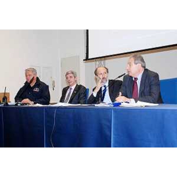Guglielmo Berlasso (Direttore centrale Protezione civile FVG), Cesare Castiglioni (Delegato Capo Dipartimento Protezione civile nazionale), Riccardo Riccardi (Assessore regionale Protezione civile) e Luciano Baldacci (Ministero Sviluppo economico) al tavolo per la firma per l'utilizzo delle frequenze radio dedicate alla Protezione civile, alla Fiera del Radioamatore. (Pordenone 02/05/10)