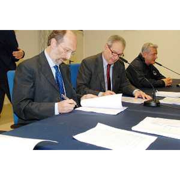 Riccardo Riccardi (Assessore regionale Protezione civile), Luciano Baldacci (Ministero Sviluppo economico) e Guglielmo Berlasso (Direttore centrale Protezione civile FVG) al tavolo per la firma per l'utilizzo delle frequenze radio dedicate alla Protezione civile, alla Fiera del Radioamatore. (Pordenone 02/05/10)