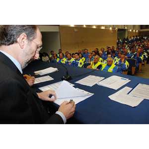 Riccardo Riccardi (Assessore regionale Protezione civile) al tavolo per la firma per l'utilizzo delle frequenze radio dedicate alla Protezione civile, alla Fiera del Radioamatore. (Pordenone 02/05/10)