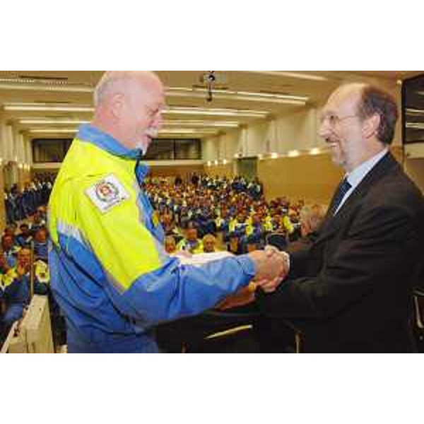 Riccardo Riccardi (Assessore regionale Protezione civile) consegna nuovo strumento di radiocomunicazione a un rappresentante dei Volontari di Protezione civile di Pordenone. (Pordenone 02/05/10)