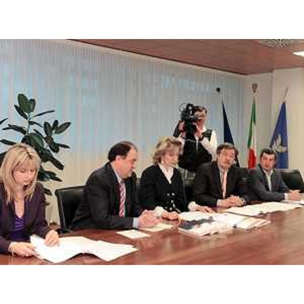 Roberto Molinaro (Assessore regionale Istruzione, Formazione, Cultura), Daniela Beltrame (Direttore Ufficio scolastico regionale) e Franco Bosio (Presidente Confcooperative FVG) nella sede regionale di Udine. (Udine 03/05/10)