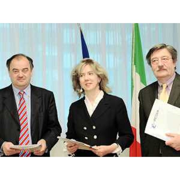 Roberto Molinaro (Assessore regionale Istruzione, Formazione, Cultura), Daniela Beltrame (Direttore Ufficio scolastico regionale) e Franco Bosio (Presidente Confcooperative FVG) nella sede regionale di Udine. (Udine 03/05/10)