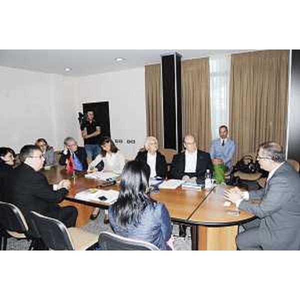 Incontro tra Petrit Vasili (Ministro Sanità Albania) e Vladimir Kosic (Assessore regionale Salute, Integrazione sociosanitaria e Politiche sociali), accompagnato da Silvia Acerbi (Vicepresidente Informest), su collaborazione in campo sanitario e sociale tra FVG e Albania. (Tirana 03/05/10)