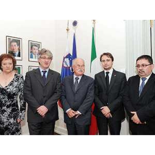 Vlasta Valencic Pelikan (Console di Slovenia a Trieste), Renzo Tondo (Presidente Friuli Venezia Giulia), Bostjan Zeks (Ministro sloveno per gli Sloveni all'Estero), Igor Gabrovec (Consigliere regionale) e Boris Jesih (Sottosegretario sloveno per gli Sloveni all'Estero) nella sede della Regione. (Trieste 04/05/10)