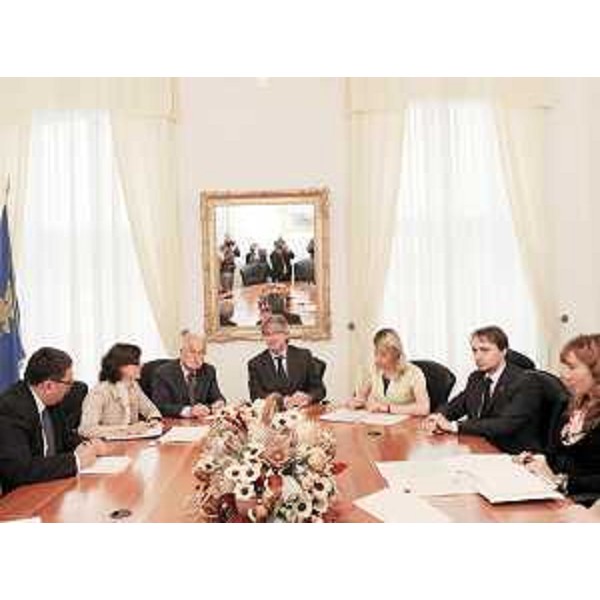 B.Jesih (Sottosegr. slov. per gli Sloveni all'Estero), interprete, B.Zeks (Ministro slov. per gli Sloveni all'Estero), R.Tondo (Presidente FVG), F.Seganti (Ass. reg. Relazioni internaz. e comunitarie), I.Gabrovec (Consigliere reg.) e M.Gasparutti (Capo segr. Tondo) nella sede della Regione. (Trieste 04/05/10)
