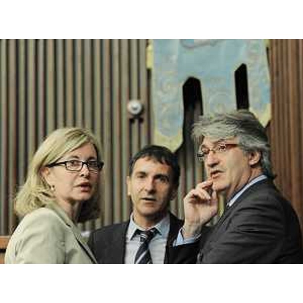 Sandra Savino (Assessore regionale Risorse economiche e finanaziarie), Piero Camber (Presidente VI Commissione consiliare) e Renzo Tondo (Presidente Friuli Venezia Giulia) in Consiglio regionale per i lavori sul "ddl famiglia". (Trieste 04/05/10)