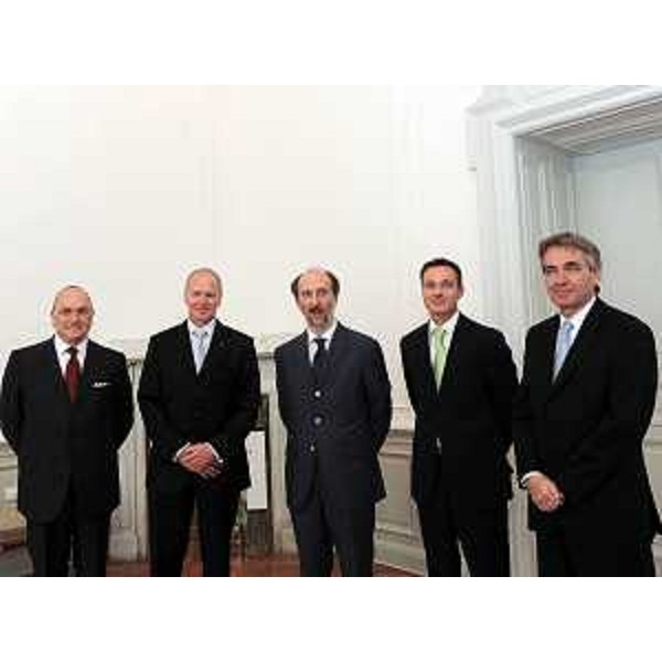 Sergio Dressi (Presidente Aeroporto FVG), Thomas Scharfenberger (Air Dolomiti), Riccardo Riccardi (Assessore regionale Viabilità e Trasporti), Steffen Harbarth (Lufthansa) e Michael Kraus (Presidente Air Dolomiti), nella sede della Regione. (Trieste 06/05/10)