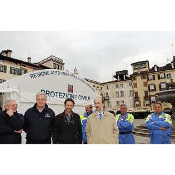 Riccardo Riccardi (Assessore regionale Protezione civile) all'inaugurazione dello spazio espositivo dedicato alle attività della Protezione civile del Friuli Venezia Giulia, in piazza San Giacomo a Udine. (Udine 08/05/10)