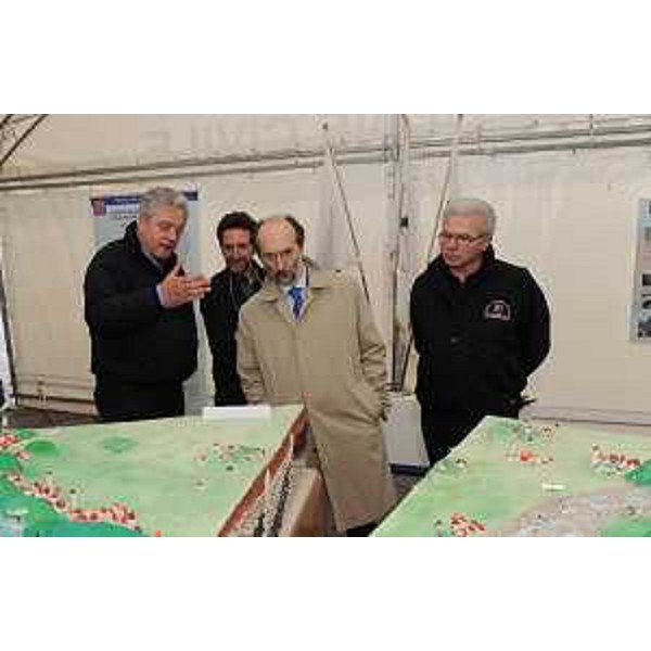 Guglielmo Berlasso (Direttore centrale Protezione civile FVG) e Riccardo Riccardi (Assessore regionale Protezione civile) nello spazio espositivo dedicato alle attività della Protezione civile del Friuli Venezia Giulia, in piazza San Giacomo a Udine. (Udine 08/05/10)