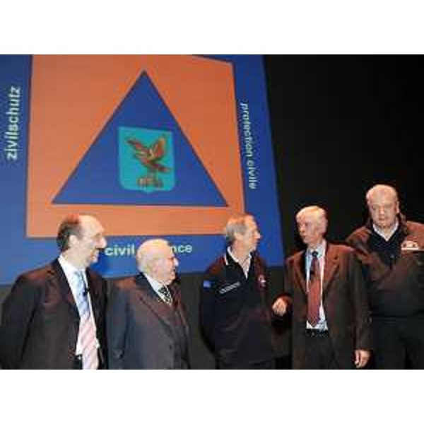 R.Riccardi (Assessore regionale Protezione civile), G.Zamberletti (ex Commissario straordinario terremoto Friuli), G.Bertolaso (Capo Protezione civile nazionale), G.Cruder (ex Sindaco Tarcento, ex Presidente FVG) e G.Berlasso (Direttore centrale Protezione civile FVG) nel corso del convegno "6 maggio 1976-9 maggio 2010. La lunga storia della Protezione civile.", al Teatro Giovanni da Udine. (Udine 09/05/10)