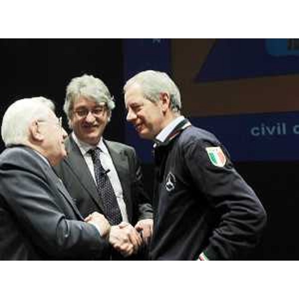 Giuseppe Zamberletti (ex Commissario straordinario terremoto Friuli), Renzo Tondo (Presidente Friuli Venezia Giulia) e Guido Bertolaso (Capo Protezione civile nazionale) nel corso del convegno "6 maggio 1976-9 maggio 2010. La lunga storia della Protezione civile.", al Teatro Giovanni da Udine. (Udine 09/05/10)