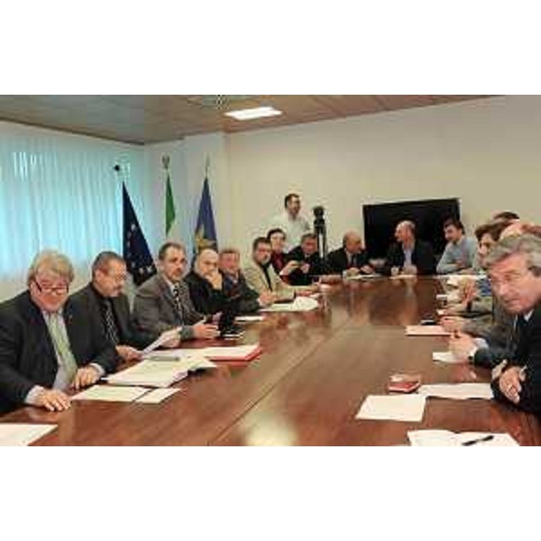 Elio De Anna (Assessore regionale Ambiente e Lavori pubblici) alla riunione per la definizione della struttura tecnico-operativa Laboratorio Tagliamento, con i soggetti interessati. (Udine 12/05/10)