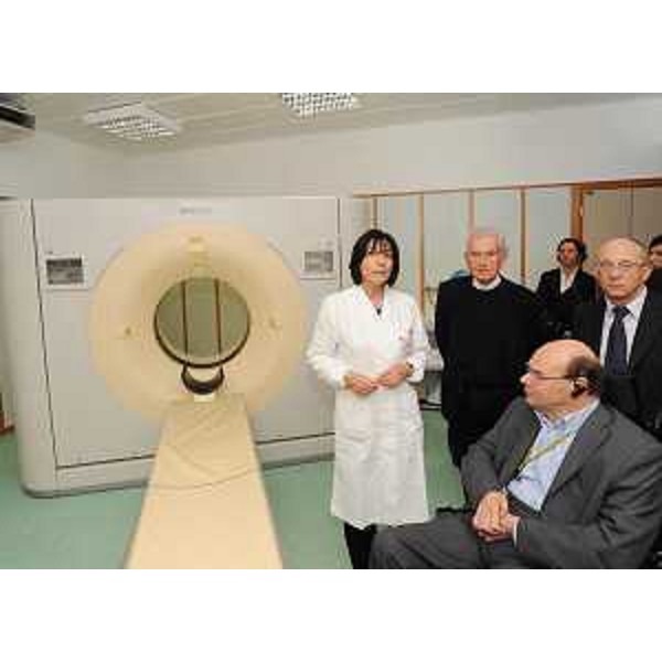 Maria Assunta Cova (Responsabile Radiologia), Fulvio Camerini, Francesco Cobello (Direttore generale "Ospedali Riuniti") e Vladimir Kosic (Assessore regionale Salute) all'Azienda Ospedaliero-Universitaria "Ospedali Riuniti" per l'inaugurazione della nuova TAC a 256 strati. (Trieste 13/05/10)