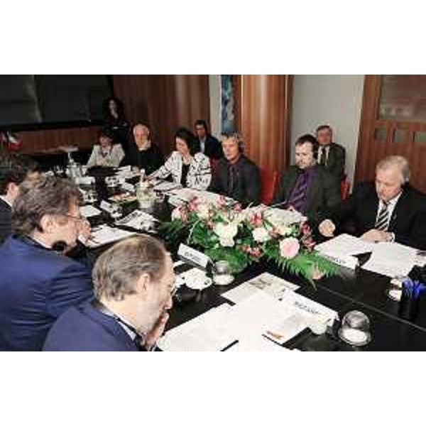 Riccardo Riccardi (Assessore regionale Viabilità e Trasporti) e Gerhard Doerfler (Governatore Carinzia) nella riunione per la costituzione del Gruppo di lavoro misto di negoziazione con l'Ue sull'autotrasporto, tra Regione FVG, Carinzia, CCIAA di Udine e Camera dell'Economia carinziana. (Udine 14/05/10)