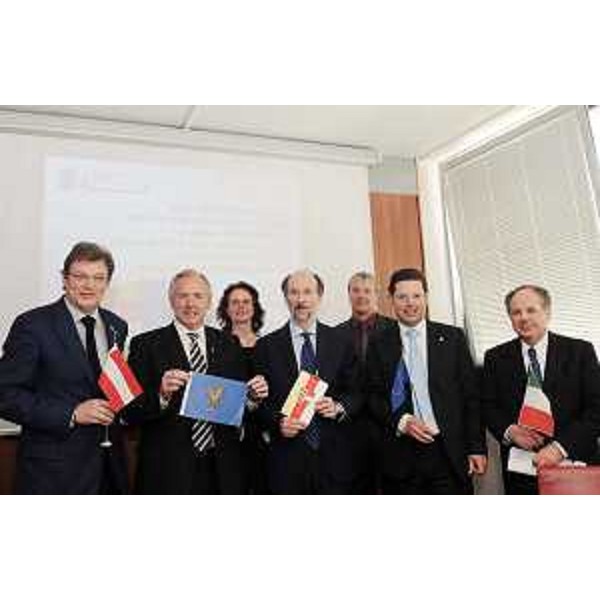 Giovanni Da Pozzo (Presidente CCIAA Udine), Gerhard Doerfler (Governatore Carinzia), Riccardo Riccardi (Assessore regionale Viabilità e Trasporti) e rappresentanti della Camera dell'Economia carinziana, della CCIAA di Udine, di Confartigianato e CNA FVG. (Udine 14/05/10)