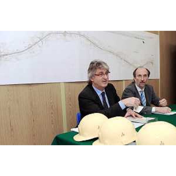 Renzo Tondo (Presidente Friuli Venezia Giulia e Commissario gestione emergenza A4) e Riccardo Riccardi (Assessore regionale Viabilità e Trasporti e Vicecommissario gestione emergenza A4) nel corso del sopralluogo al cantiere dei lavori sul tratto Villesse-Gorizia della A4. (Villesse 18/05/10)