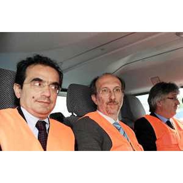 Dario Melò (Autovie Venete), Riccardo Riccardi (Assessore regionale Viabilità e Trasporti e Vicecommissario gestione emergenza A4) e Renzo Tondo (Presidente Friuli Venezia Giulia e Commissario gestione emergenza A4) nel corso del sopralluogo al cantiere dei lavori sul tratto Villesse-Gorizia della A4. (Villesse 18/05/10)
