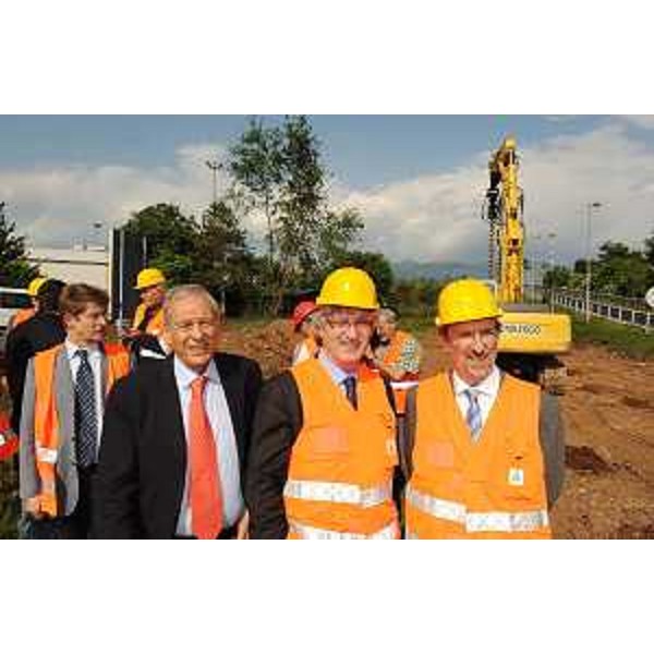 Ettore Romoli (Sindaco Gorizia), Renzo Tondo (Presidente Friuli Venezia Giulia e Commissario gestione emergenza A4) e Riccardo Riccardi (Assessore regionale Viabilità e Trasporti e Vicecommissario gestione emergenza A4) nel corso del sopralluogo al cantiere dei lavori sul tratto Villesse-Gorizia della A4. (Villesse 18/05/10)