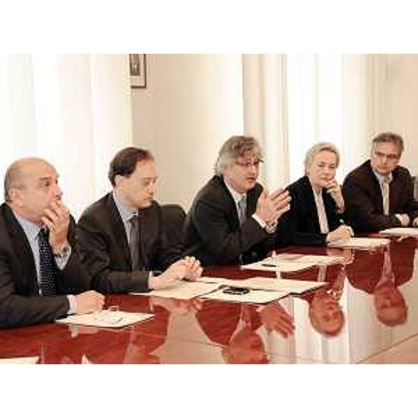 Roberto Dipiazza (Sindaco Trieste), Luca Ciriani (Assessore regionale Attività produttive), Renzo Tondo (Presidente Friuli Venezia Giulia), Maria Teresa Bassa Poropat (Presidente Provincia Trieste) e Walter Godina (Assessore Sviluppo economico Provincia Trieste) nella sede della Regione. (Trieste 19/05/10)