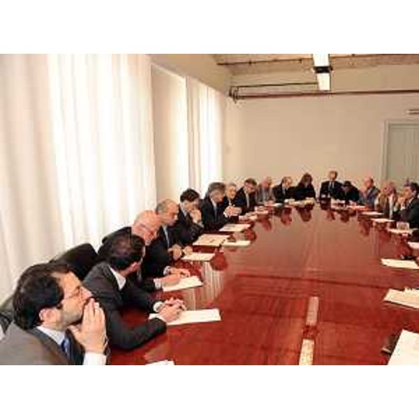 Renzo Tondo (Presidente Friuli Venezia Giulia) e Luca Ciriani (Assessore regionale Attività produttive) incontrano amministratori e soci dei tre enti fieristici del Friuli Venezia Giulia, nella sede della Regione. (Trieste 19/05/10)