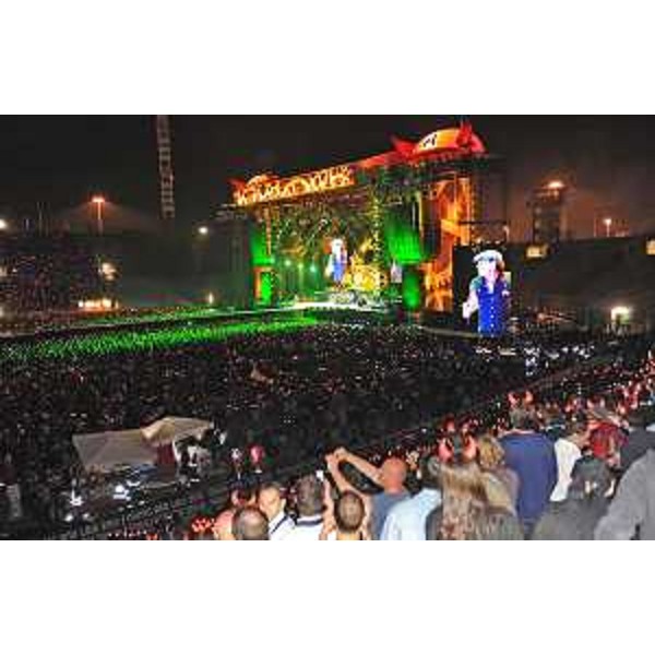 Il palco di 60 metri di larghezza, 20 di profondità e 22 di altezza allestito allo Stadio Friuli per il concerto degli AC/DC. (Udine 19/05/10)