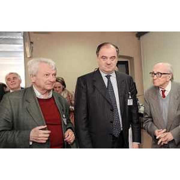 Predrag Matvejevic', Roberto Molinaro (Assessore regionale Istruzione, Formazione e Cultura) e Boris Pahor alla Giornata mondiale della diversità culturale per il dialogo e lo sviluppo, al Castello di Duino. (Duino 21/05/10)