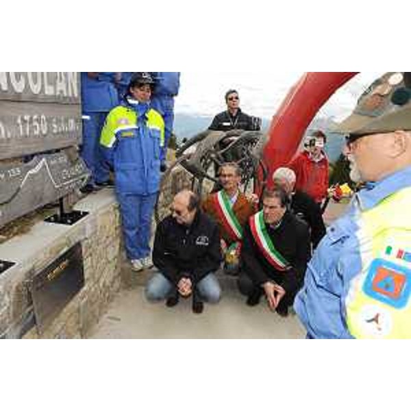 Riccardo Riccardi (Assessore regionale Protezione civile) nel corso della cerimonia di scoprimento della targa che dedica la salita allo Zoncolan alla Protezione civile del Friuli Venezia Giulia. (Monte Zoncolan 22/05/10)