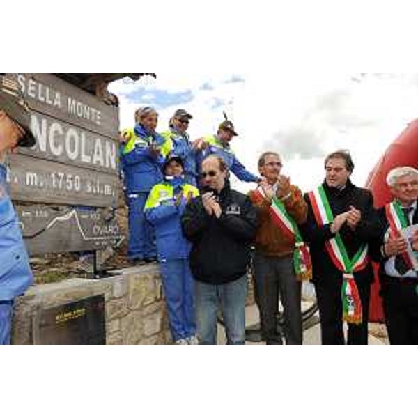 Riccardo Riccardi (Assessore regionale Protezione civile) nel corso della cerimonia di scoprimento della targa che dedica la salita allo Zoncolan alla Protezione civile del Friuli Venezia Giulia. (Monte Zoncolan 22/05/10)
