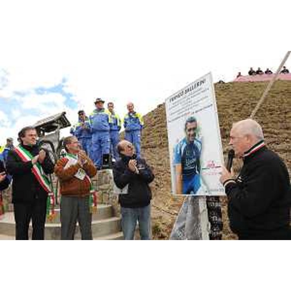 Riccardo Riccardi (Assessore regionale Protezione civile) ed Enzo Cainero (Responsabile Comitato Tappa Zoncolan Giro d'Italia) nel corso della cerimonia di scoprimento della targa dedicata a Franco Ballerini (Campione ciclismo). (Monte Zoncolan 22/05/10)