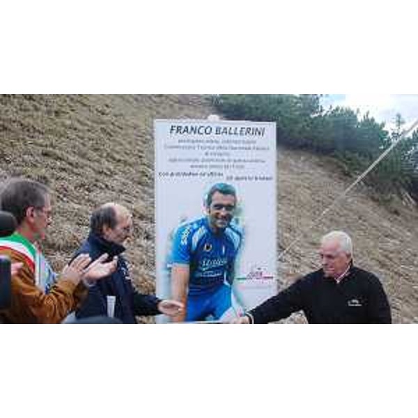 Riccardo Riccardi (Assessore regionale Protezione civile) ed Enzo Cainero (Responsabile Comitato Tappa Zoncolan Giro d'Italia) nel corso della cerimonia di scoprimento della targa dedicata a Franco Ballerini (Campione ciclismo). (Monte Zoncolan 22/05/10)