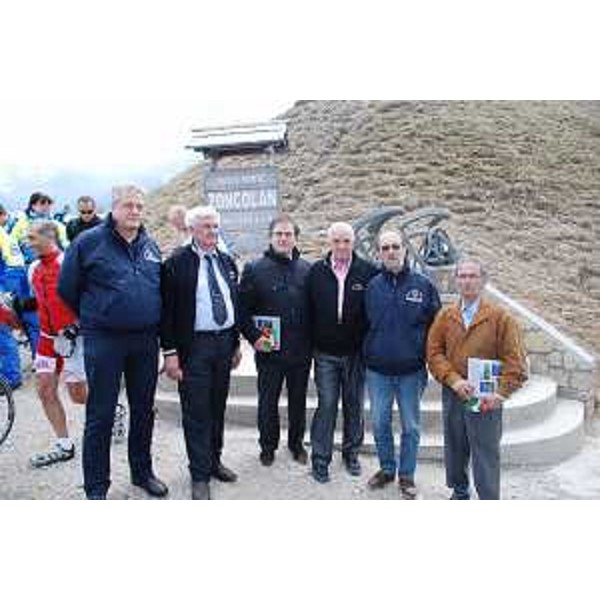 Riccardo Riccardi (Assessore regionale Protezione civile), Guglielmo Berlasso (Direttore Protezione civile FVG) ed Enzo Cainero (Responsabile Comitato Tappa Zoncolan Giro d'Italia). (Monte Zoncolan 22/05/10)