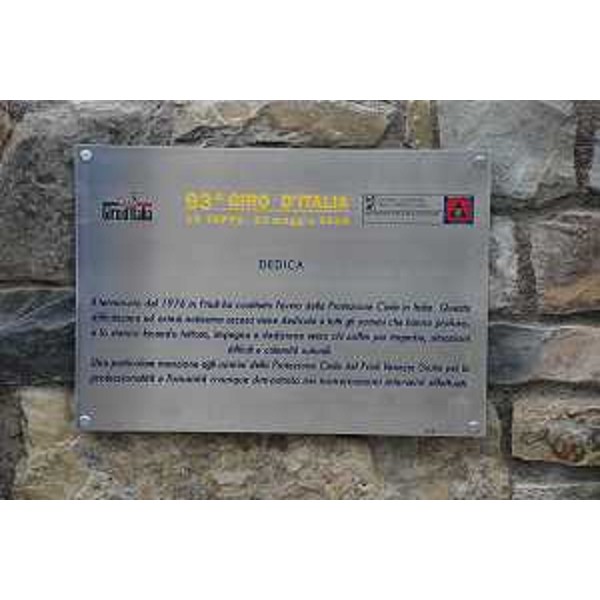 La targa che dedica la salita allo Zoncolan del 93° Giro d'Italia alla Protezione civile del Friuli Venezia Giulia. (Monte Zoncolan 22/05/10)