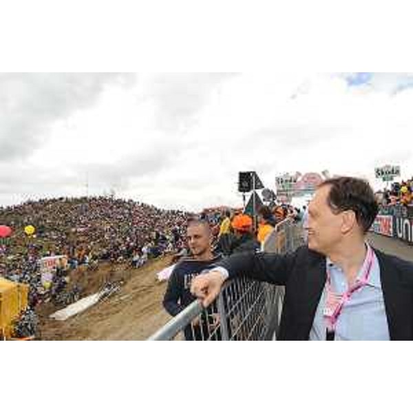Luca Ciriani (Vicepresidente FVG e Assessore regionale Attività produttive) in attesa dell'arrivo della tappa Mestre-Zoncolan del 93° Giro d'Italia. (Monte Zoncolan 23/05/10)