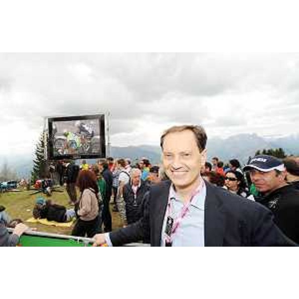 Luca Ciriani (Vicepresidente FVG e Assessore regionale Attività produttive) in attesa dell'arrivo della tappa Mestre-Zoncolan del 93° Giro d'Italia. (Monte Zoncolan 23/05/10)