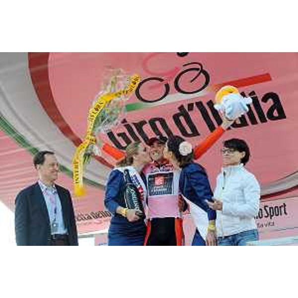 Luca Ciriani (Vicepresidente FVG e Assessore regionale Attività produttive) e Manuela Di Centa (Parlamentare) nel corso delle premiazioni della tappa Mestre-Zoncolan del 93° Giro d'Italia. (Monte Zoncolan 23/05/10)