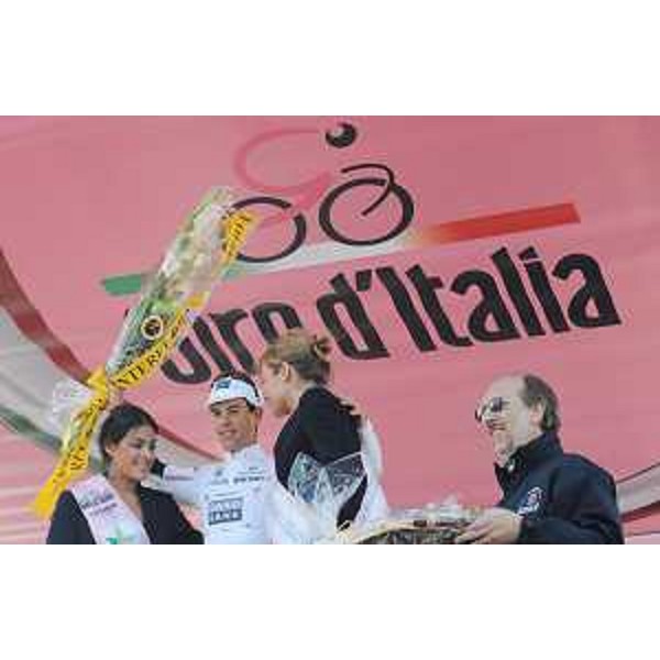 Riccardo Riccardi (Assessore regionale Protezione civile) nel corso delle premiazioni della tappa Mestre-Zoncolan del 93° Giro d'Italia. (Monte Zoncolan 23/05/10)
