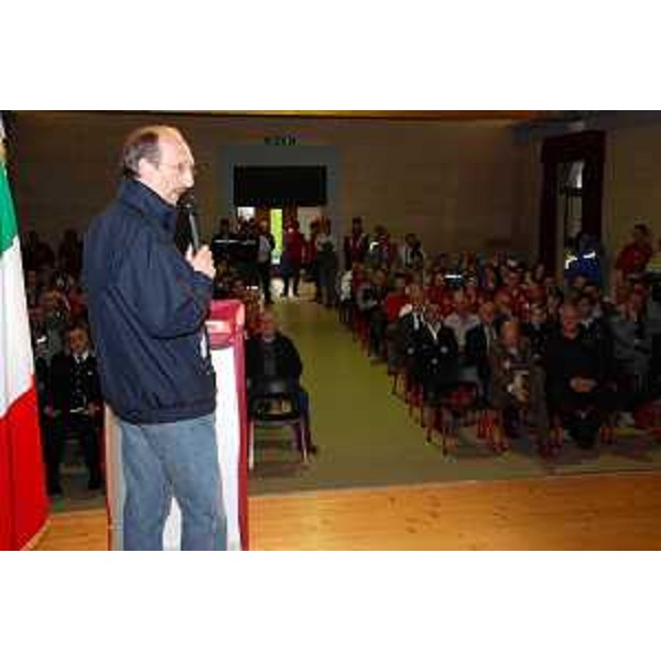 Riccardo Riccardi (Assessore regionale Protezione civile) nel corso della cerimonia di conferimento della cittadinanza onoraria di Chiusaforte al Soccorso alpino della Guardia di Finanza di Sella Nevea e alla Delegazione regionale del Corpo nazionale del Soccorso alpino e speleologico. (Chiusaforte 22/05/10)