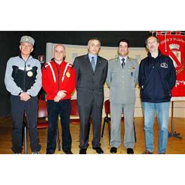 Giampietro Zanni (Soccorso alpino Guardia di Finanza Sella Nevea), Graziano Brocca (Delegazione regionale Corpo nazionale Soccorso alpino e speleologico), Luigi Marcon (Sindaco Chiusaforte), Guido Zelano (Comandante provinciale Guardia di Finanza) e Riccardo Riccardi (Assessore regionale Protezione civile). (Chiusaforte 22/05/10)